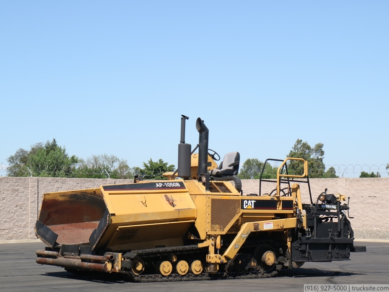 2002 Caterpillar AP-1050B Track Asphalt Paver